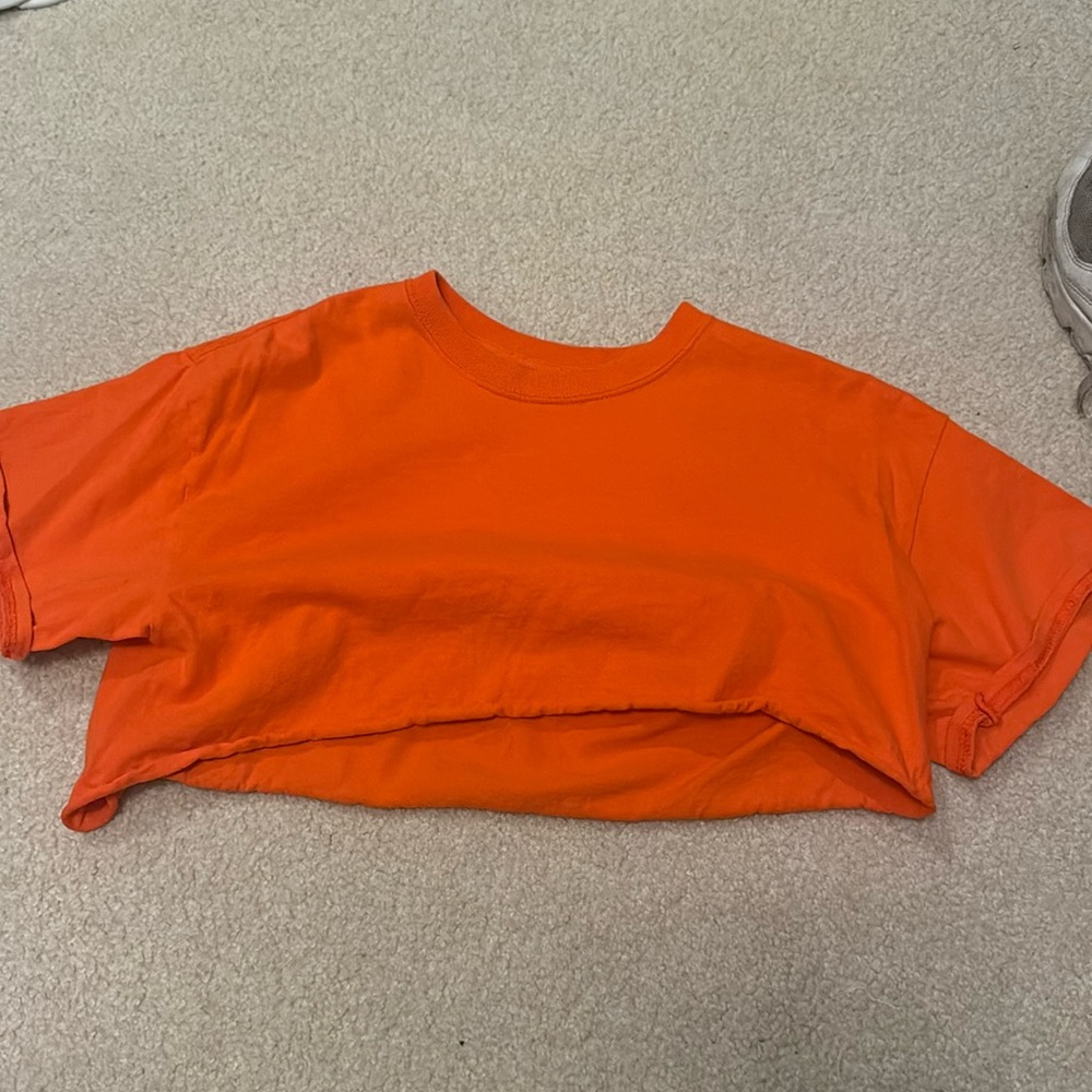Orange size M cropped tee from Gildan